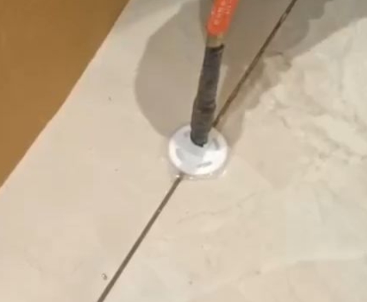 漳县瓷砖空鼓维修公司专业解答瓷砖在铺贴过程中，如果没有涂抹均匀到位的粘结材料（如水泥砂浆或瓷砖胶），可能会导致以下问题