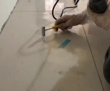 漳县瓷砖开裂维修公司专业分享瓷砖在铺贴前如果没有沥干水分，将会导致以下问题